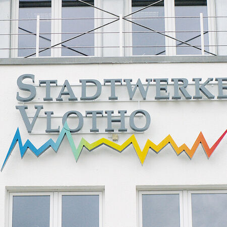 Lichtwerbung - Profilbuchstaben hinterleuchtet. Produziert von Schrader-Kamin Werbetechnik aus Vlotho.