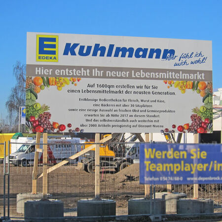 Bauschild. Produziert von Schrader-Kamin Werbetechnik aus Vlotho, Nordrhein-Westfalen