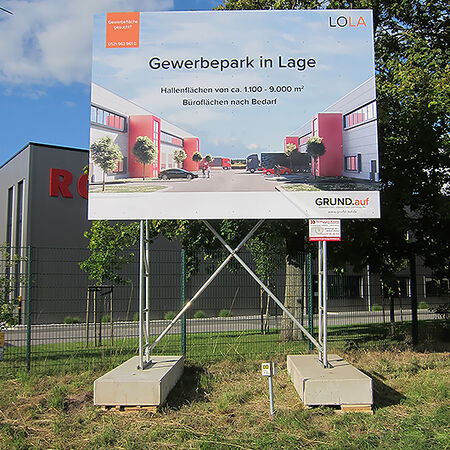 Aussenwerbung: Bauschild. Produziert von Schrader-Kamin Werbetechnik aus Vlotho, Nordrhein-Westfalen